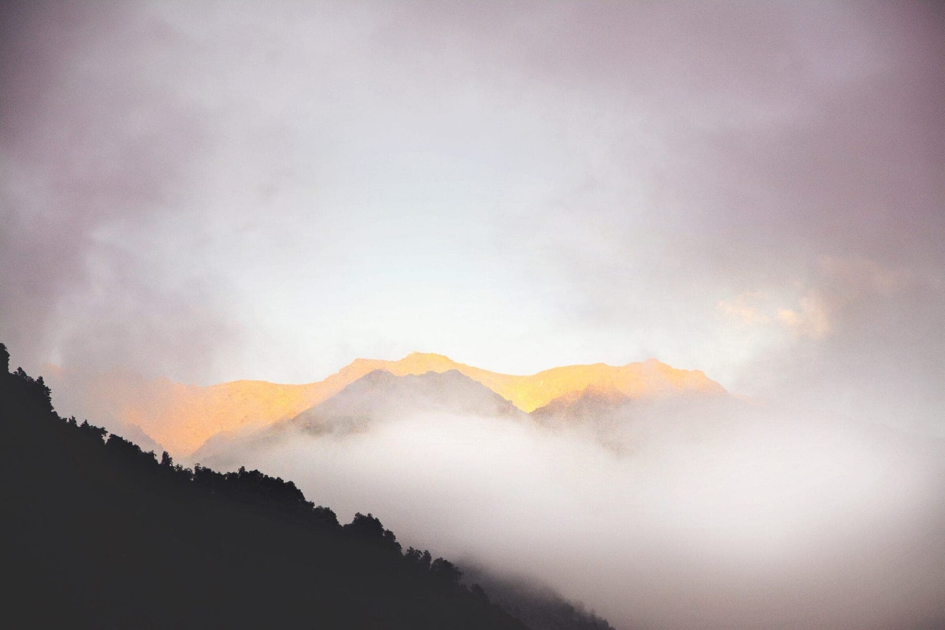 Nebelverhangene Berge bei Sonnenaufgang